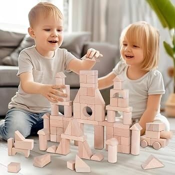 Twee kinderen bouwen samen met roze houten blokken